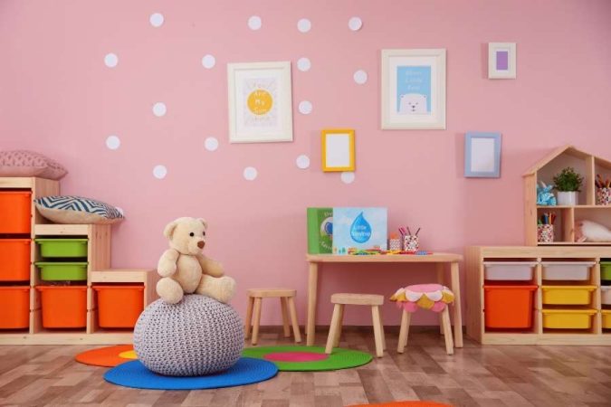 Un coin de jeu ludique et coloré avec des rangements pour aménager une chambre d'enfant.